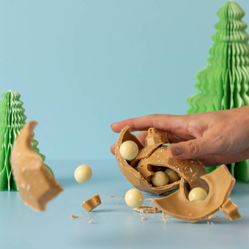 Blonde Chocolate Smash Bauble with White Chocolate Malt Balls & Blonde Chocolate Stars inside – view 3