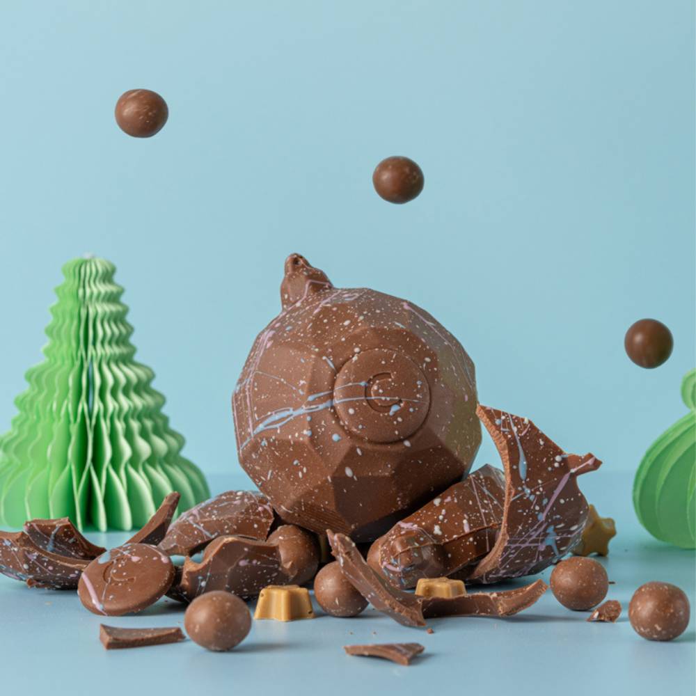 Milk Chocolate Smash Bauble with Milk Chocolate Malt Balls & Blonde Chocolate Stars inside – view 3