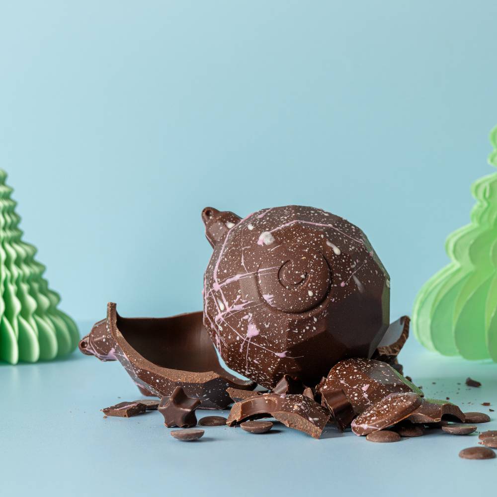Oat M!lk Chocolate Smash Bauble with Mini Dark Chocolate Stars & Oat M!lk Buttons inside (vf) – view 2